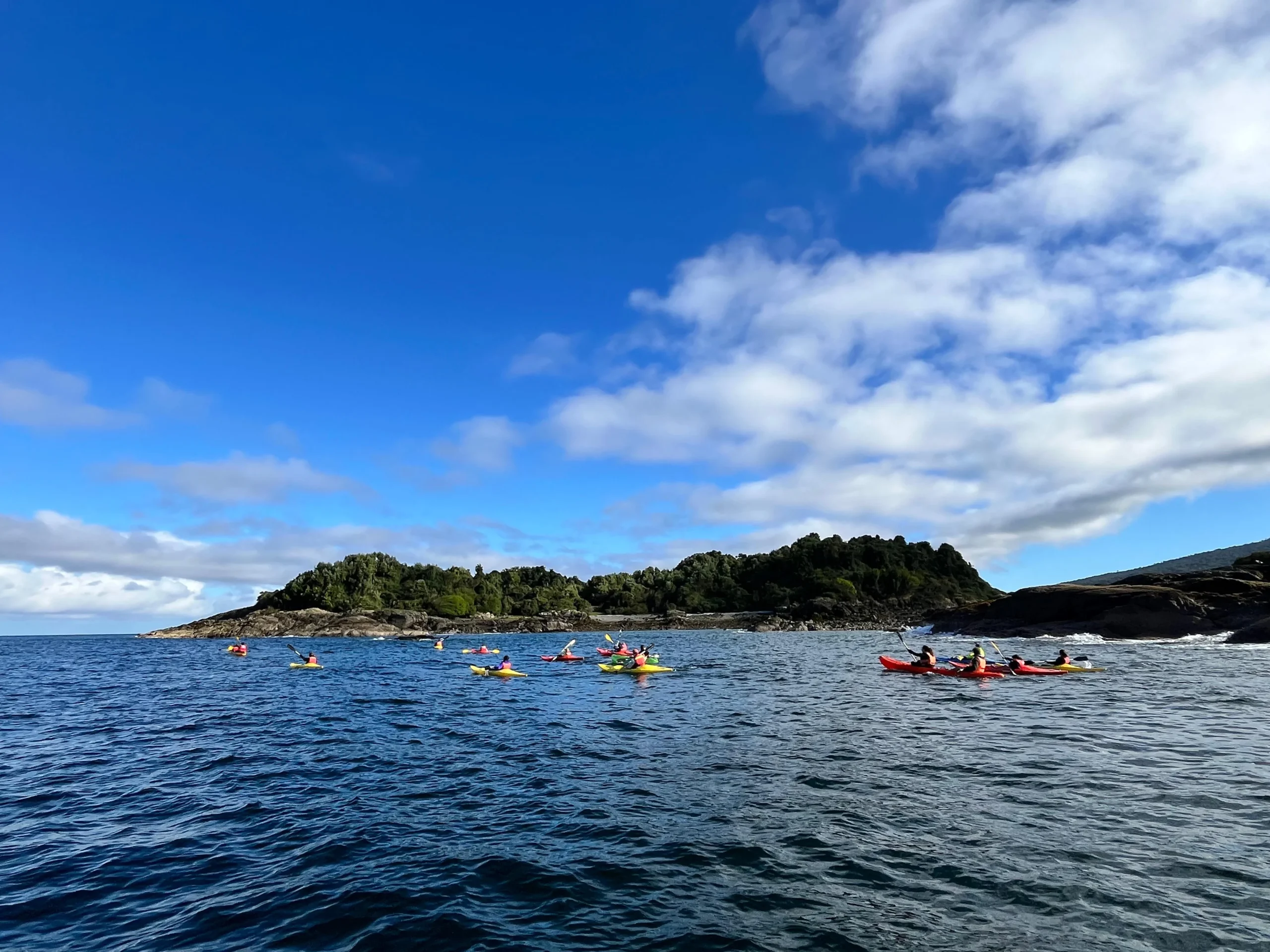 Persona remando en kayak